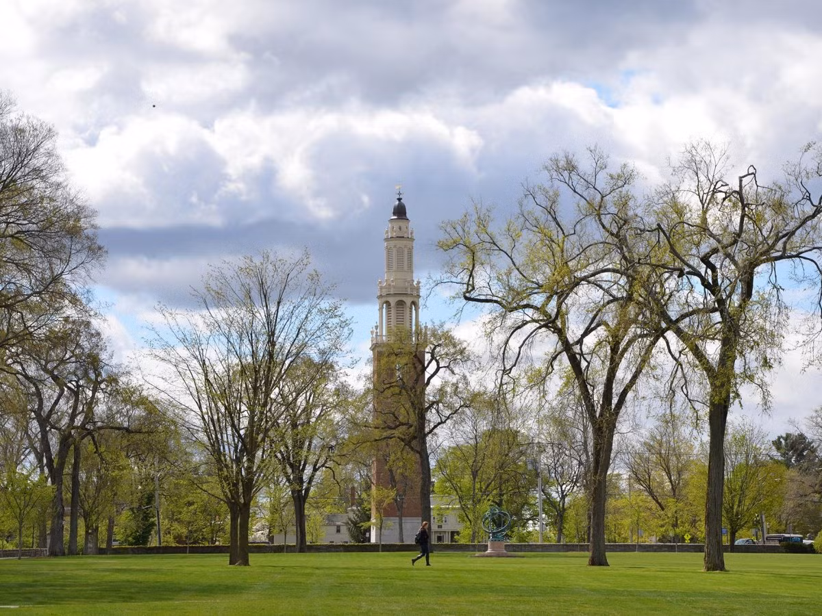 2. Học viện Phillips Andover ở Andover, Massachusetts, có vốn tài chính là 1 tỷ USD. Trường học này có tổng cộng có 835 sinh viên, đây là trường nội trú giàu có và lâu đời nhất ở Mỹ với 238 năm hoạt động.