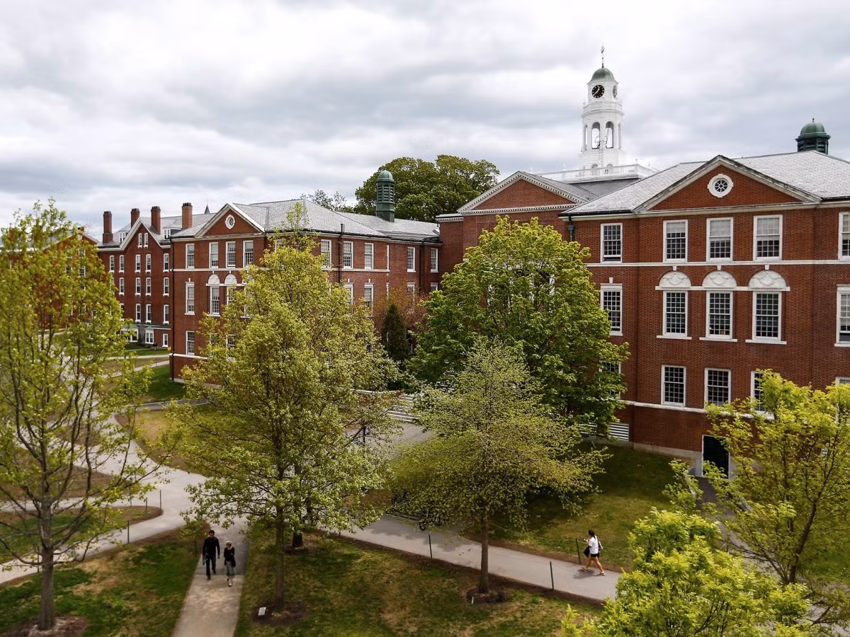 1. Học viện Phillips Exeter ở bang New Hampshire được đánh giá là trường nội trú giàu nhất nước Mỹ. Năm 1781, tiến sĩ John Phillips, cựu sinh viên Đại học Harvard, thành lập trường. Đến nay, Học viện đã đào tạo ra nhiều tên tuổi lớn trong lịch sử, bao gồm 19 thống đốc bang, 5 thượng nghị sĩ, hai chủ nhân giải Nobel, cựu Tổng thống Franklin Pierce, ông chủ Facebook Mark Zuckerberg, cùng nhiều tỷ phú khác.