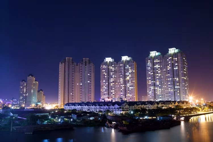 Hiếm khi Việt Trinh khoe gia tài dù cô sở hữu khối tài sản bất động sản khá lớn. Ngoài căn nhà vườn ở Bình Dương, có thông tin cho rằng cô còn là chủ nhân của một căn hộ ở Saigon Pearl (TP HCM).