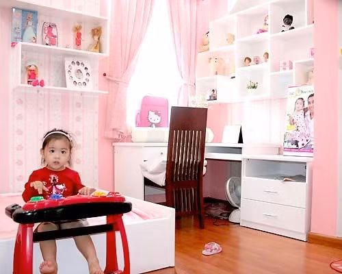 Hai phòng của mỗi cô bé còn có cả một kệ toàn búp bê và thú bông. Các nội thất như bàn học hay kệ sách đều được sơn màu trắng nhẹ nhàng.