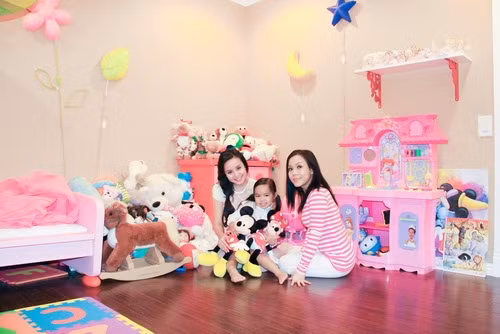 Rất nhiều yếu tố thiên nhiên được gắn lên tường, kết hợp khéo léo với ánh sáng và thú nhồi bông để mang đến không gian ấm cúng. Những bông hoa, chiếc lá hay hình trăng sao không chỉ là điểm nhấn trang trí cho căn phòng mà còn giúp bé thêm yêu và hiểu về thiên nhiên nhiều hơn.