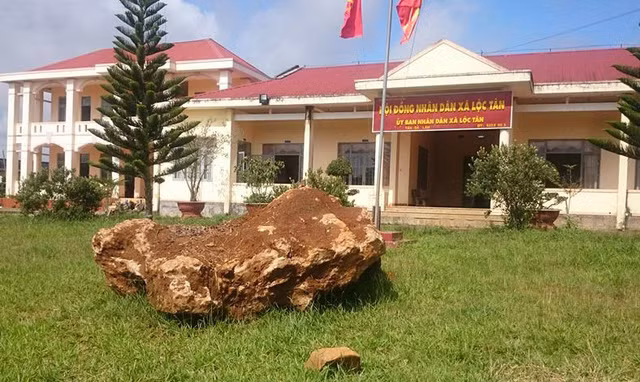 Một tháng trước, trong lúc làm vườn cà phê, người dân tại xã Lộc Tân, huyện Bảo Lâm phát hiện tảng đá khổng lồ nghi đá quý. Sau đó, ông Phạm Văn Chính (ngụ cùng xã) đã mua lại 100 triệu đồng. Tảng đá dài 4 m, rộng 2 m và dày khoảng 1 m, có nhiều vân sặc sỡ.