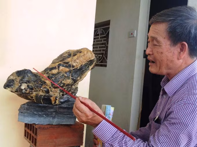 Hòn đá của ông là hòn đá tự nhiên không bị đục đẽo hay gắn lại mà là một hòn đá nguyên khối, đặc biệt có hình dạng gần giống hình con rùa, có đủ đầu mũi mắt, đầu chúc xuống miệng ngậm đốc kiếm dài 3,5cm, bên lưng trái nổi bật hai chữ Nho “Nhất tâm”, màu đen nổi bật trên nền vàng rất rõ nét.