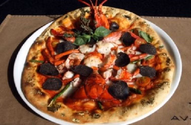 Ngoài ra, Dubai còn có một món Pizza đắt đỏ khác giá 120 USD được bán tại quán Avenue Café, trung tâm thương mại Dubai do đầu bếp nổi tiếng Fabrizio Pellegrin chế biến.
