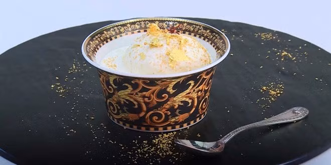 Kem phủ vàng giá 817 USD: Ly kem trái cây Madagasca, có tên gọi là Kim Cương Đen, bao gồm nghệ tây Iran, nấm truffles Italy rất hiếm và đắt đỏ, cùng 23 carat vàng.