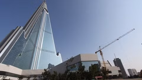 Đề xuất xây dựng Ryugyong là do Kim Il Sung, nhà lãnh đạo tối cao của Triều Tiên đưa ra đề xướng ngay từ khi đất nước này giành được độc lập năm 1948 cho đến khi ông ta qua đời vào năm 1994.