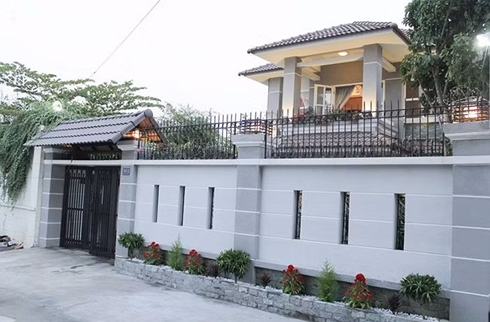 Sau một thời gian sống tại khu chung cư cao cấp, ca sĩ Cao Thái Sơn đã tậu thêm nhà riêng nằm trong khu biệt thự sang trọng ở quận 7, TP HCM. Ngôi nhà được mua gần một năm nay, nhưng tới tháng 3/2015, anh mới tu sửa, trang hoàng để dọn về ở.