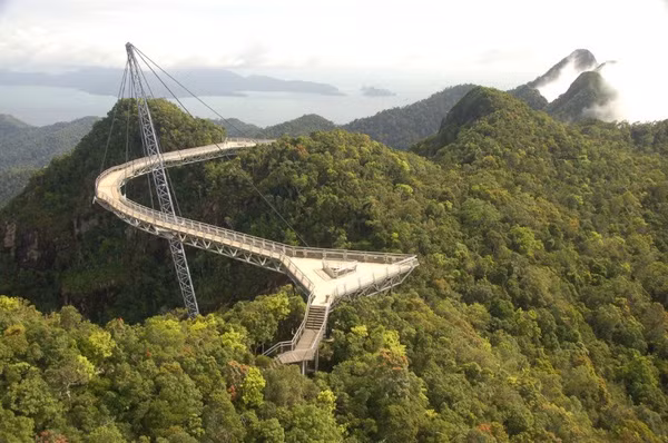 Cầu Langkawi Sky, Malaysia là cây cầu uốn cong có tổng chiều dài hơn 700 mét nằm trên con đường tới đỉnh núi Gunung Mat Chinchang. Đến đây, du khách sẽ được chiêm ngưỡng khung cảnh tuyệt vời hiếm có.