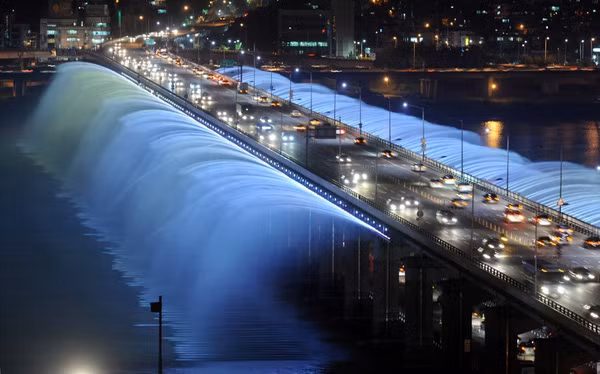 Cầu The Banpo, Seoul, Hàn Quốc được xem là đài phun nước lớn nhất thế giới. Lượng nước phun được lấy từ chính dòng sông Hàn bên dưới, những tia nước bắn ra dài đến 42m chiều ngang và đây luôn là địa điểm thu hút khách du lịch ghé thăm.