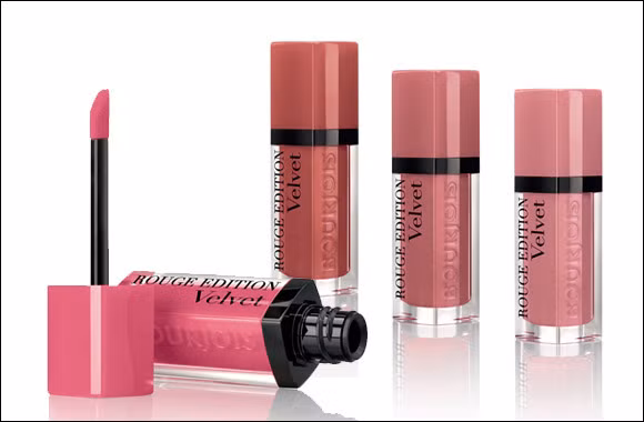 Son kem Bourjois Rouge Edition Velvet (giá 300.000 đồng): Dòng son này từng chinh phục nhiều chị em với bảng màu phong phú, chất son mềm, mịn nhưng không gây khô môi, không lộ nếp nhăn môi.