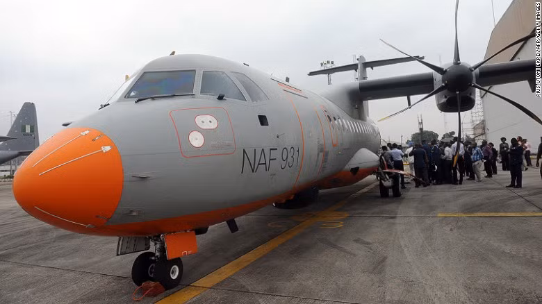 Máy bay tuần tra biển ATR 42-500 của lực lượng không Quân Nigeria được trưng bày ở Lagos vào năm 2014.