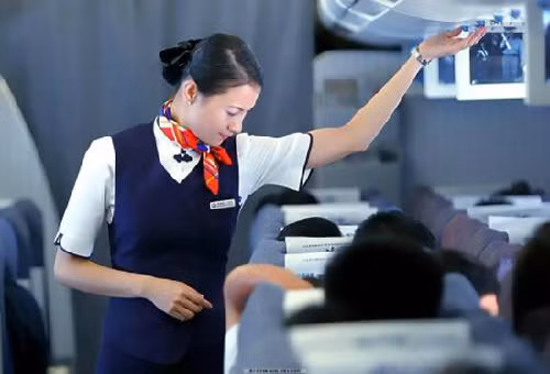 Tiếp viên hàng không: Cũng giống như phi công, các nghề tiếp viên hàng không cũng ít khi được đón Tết ở nhà. Jasmine Yeo, cựu tiếp viên hàng không, chia sẻ: “Làm việc trong cả những kỳ nghỉ lễ như Giáng sinh hay Tết Âm lịch là điều rất tệ. Tôi từng chứng kiến rất nhiều nữ tiếp viên ngồi khóc trong phòng khách sạn bởi không kịp về chung vui bữa tối cuối năm với gia đình hoặc lỡ đám cưới người bạn thân”.