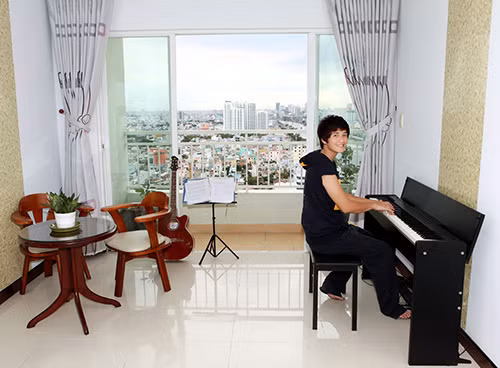 Là hotboy thuộc thế hệ 9X, Huỳnh Anh ghi dấu ấn trong lòng người hâm mộ không chỉ bởi ngoại hình đẹp trai như Hàn Quốc mà còn bởi những nỗ lực trong nghề. Làm việc chăm chỉ và luôn cầu tiến nên Huỳnh Anh đã tích cóp và mua được cho mình căn hộ riêng tại quận 7, TP HCM.