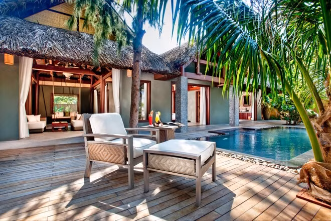 An Lam Ninh Van Bay: Khu nghỉ dưỡng An Lâm Ninh Vân Bay có vị trí nằm sát bên vịnh Ninh Vân, trải dài hơn 1,500m dọc theo bờ biển Nha Trang thơ mộng và thanh bình. Đây là một thiên đường biệt lập, với kiến trúc kết hợp hài hòa giữa cổ điển và hiện đại. Ảnh: Epikurean.