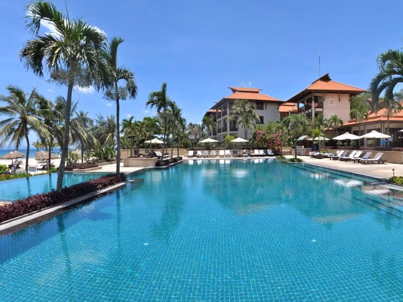 Khu resort sang trọng của sếp nữ Vietjet Air với các tiện ích đẳng cấp quốc tế như hồ bơi nước ngọt, spa, 6 nhà hàng ăn uống và một rạp chiếu phim. Furama gồm tổng cộng 198 phòng được thiết kế với ban công riêng cho tầm nhìn ra khung cảnh nhiệt đới thơ mộng.
