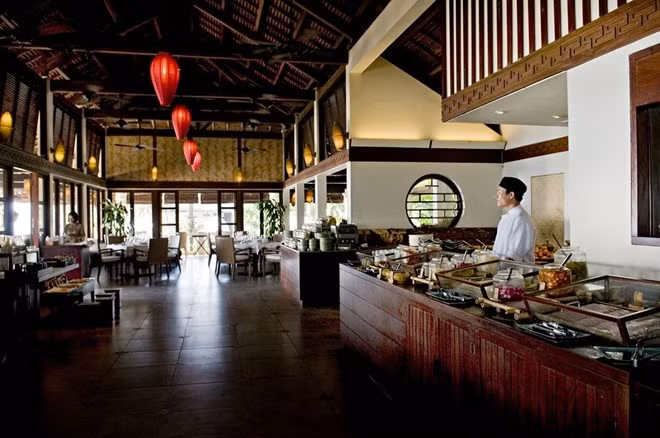 Ngoài ra, hai nhà hàng Pavilion và Beach của khu nghỉ dưỡng còn đem lại cho du khách cơ hội thưởng thức những món ăn Việt Nam và quốc tế, nhất là các loại hải sản tươi ngon, cạnh bể bơi vô cực tuyệt đẹp.