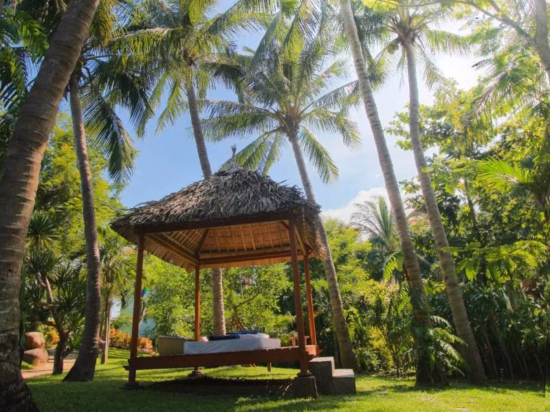 Water Sport House trong khuôn viên resort có các thiết bị cho khách chơi lướt ván buồm, chèo thuyền kayak trên biển và lướt sóng.