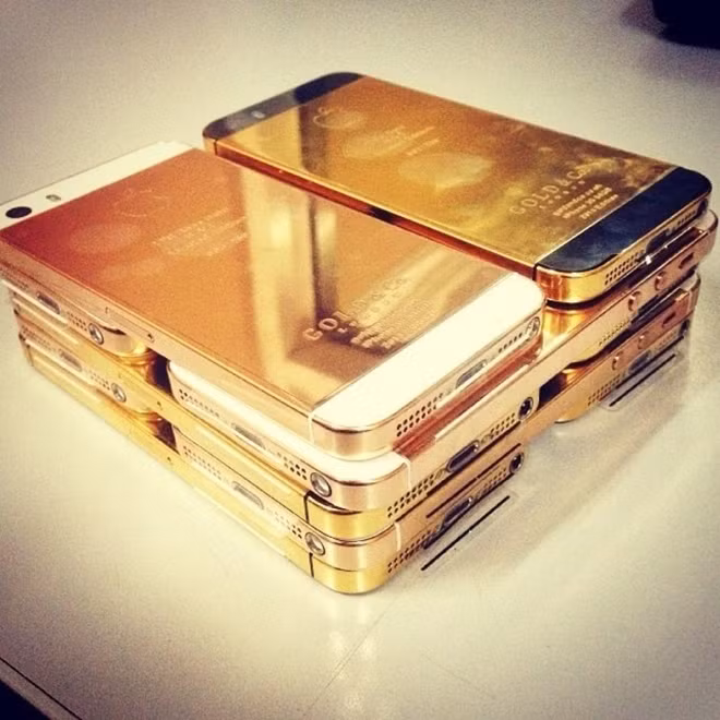 Con nhà giàu Dubai dùng iPhone dát vàng để thể hiện đẳng cấp.