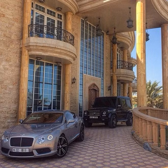 Bên ngoài căn biệt thự của con nhà giàu Dubai luôn có nhiều hơn một chiếc xe hơi.