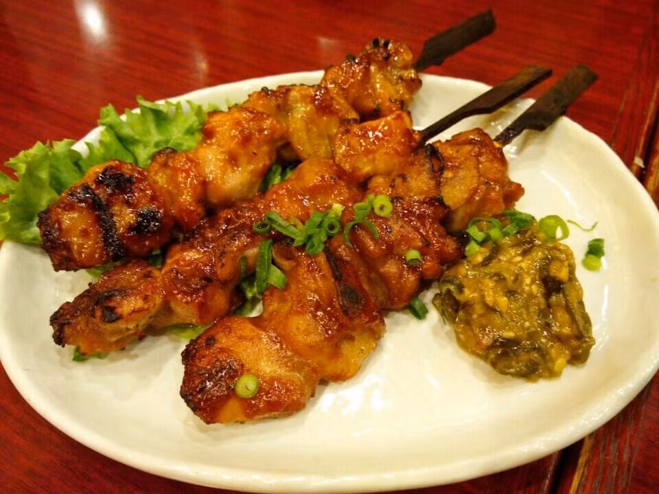 Tại nhà ga Terminal 2, nhà hàng Blue Sky Miso Kitchen cũng phục vụ một loạt các món ăn Nhật Bản.