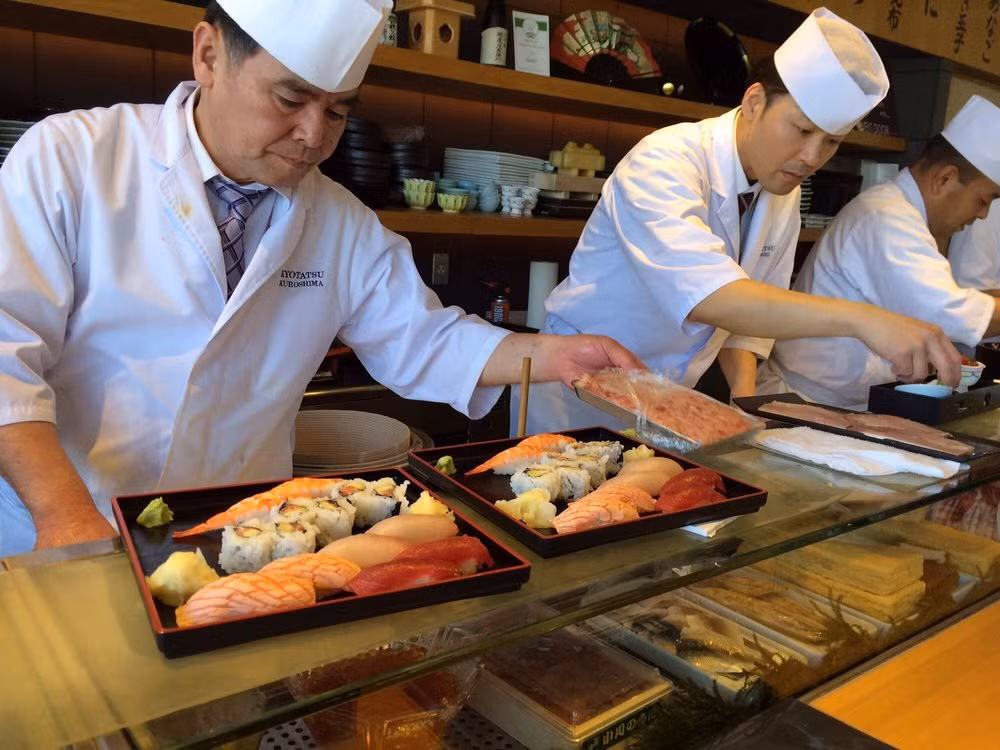 Sân bay Narita còn tên khác là Tokyo Narita, được xếp hạng là sân bay có đồ ăn ngon nhất thế giới. Lựa chọn thức ăn ở đây rất đa dạng, từ những loại hải sản tươi ngon cho tới mì ramen. Nhà hàng được yêu thích nhất tại sân bay Narita là Sushi Kyotatsu (ảnh).