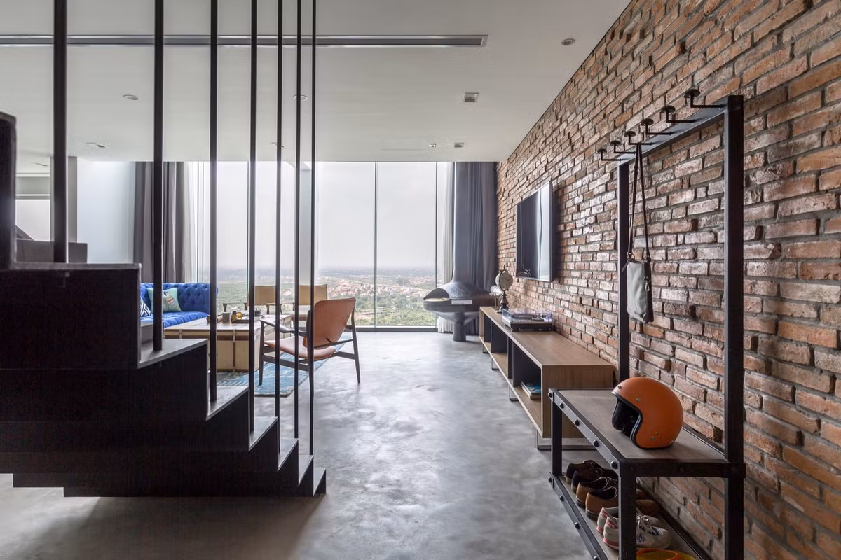 Công ty kiến trúc i.House chính là đơn vị thết kế căn hộ tường gạch thô độc đáo này.
