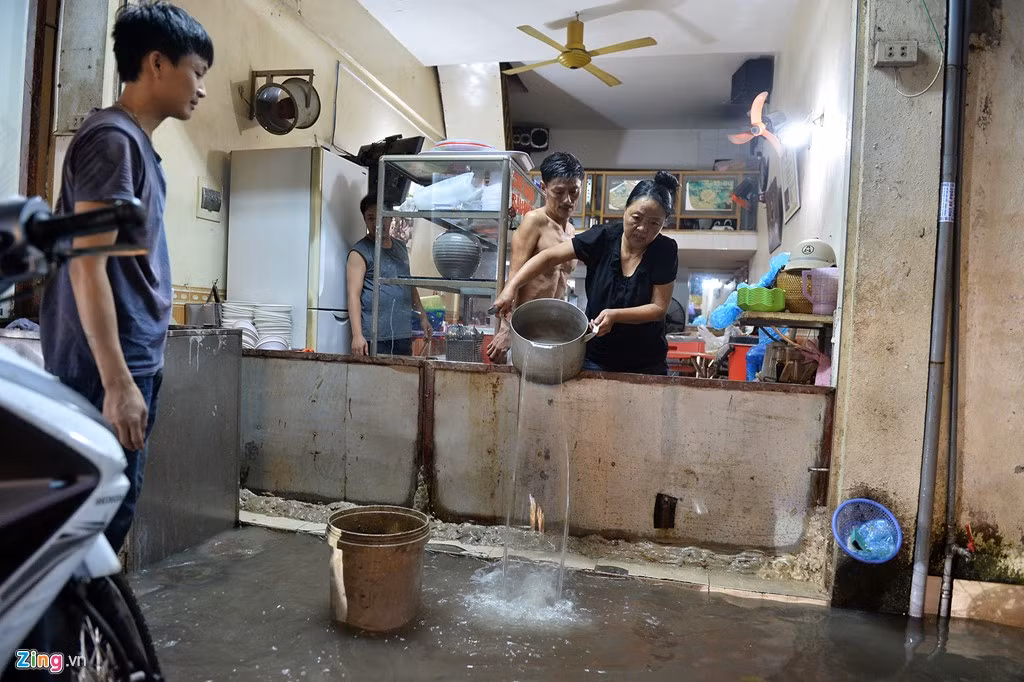 Trước đó, nhà ông Tuyên ở ngõ 165 Thái Hà đã phải be bờ ngăn nước tràn vào nhưng vẫn không ăn thua.