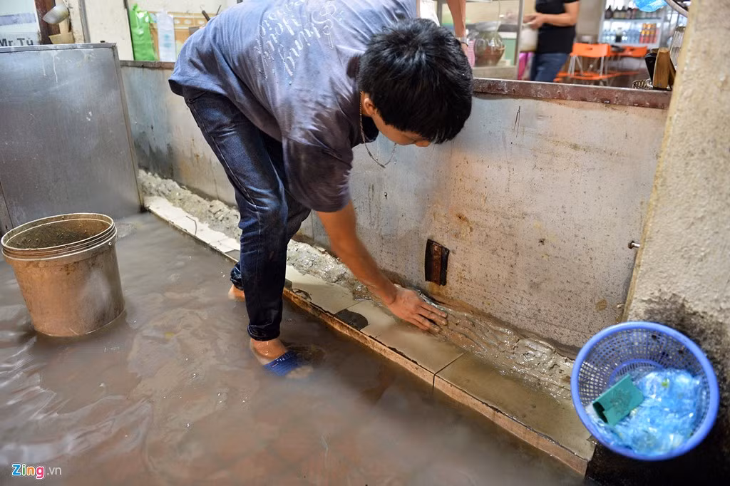 Ông cho biết, mỗi lần mưa lớn là nhà bị nước tràn vào nhà. Nhà ông đã có sẵn nguyên vật liệu để be trát kín chống chọi.