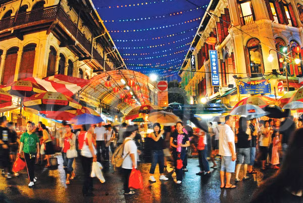 Singapore: Mặc dù giá cả ở Singapore bình thường có hơi cao so với nhiều nước khác ở châu Á nhưng nơi đây thực sự là điểm mua sắm sầm uất vào dịp đầu năm mới. Bạn có thể đi sắm đồ tại những TTTM lớn ở đại lộ Orchard. Ngoài ra, bạn đừng quên tìm đến những cửa hàng miễn thuế có biểu tượng Tax Free. Chỉ cần mua đồ trên 100 SGD là bạn có thể nhận lại tiền hoàn thuế tại sân bay Chargi trước khi lên đường về nước.