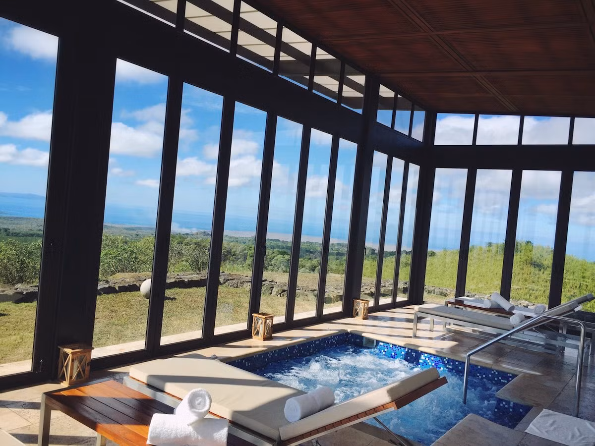 Bên trong Spa này còn có cả một bể sục nước xoáy để du khách ngâm mình thư thái.