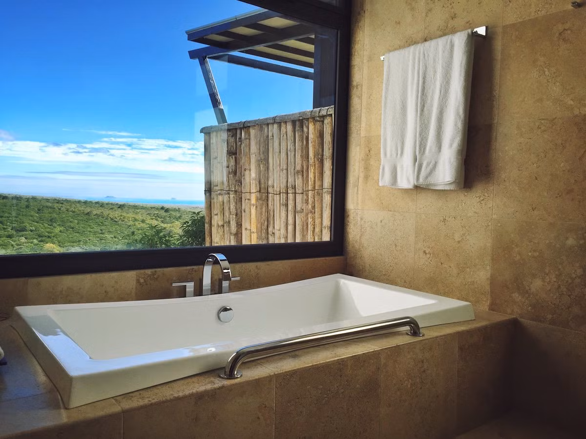 Khung cảnh từ các phòng của PIKAIA Lodge đều có tầm nhìn ngoạn mục. Ngay cả các phòng tắm cũng có view đẹp hút hồn.
