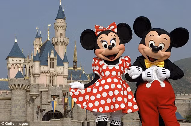Cổ phần ở Disney: Mặc dù sáng lập và gắn liền tên tuổi với Apple nhưng phần lớn tài sản của Steve Jobs lại đến từ cổ phần của ông tại Disney.Co, sau khi ông bán công ty sản xuất phim hoạt hình Pixar cho hãng với cái giá lên tới 7,4 tỷ USD vào năm 2006. Sau Steve Jobs qua đời vào năm 2011, khối tài sản này đã lên tới 12,7 tỷ USD. Con số này chiếm khoảng 90% khối tài sản mà bà Powell Jobs đang thừa kế.