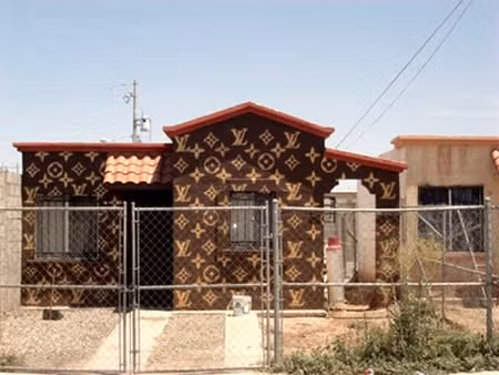 Ngôi nhà ở Mexico nổi bật với màu ngoại thất giống các mẫu sản phẩm của hãng Louis Vuitton.