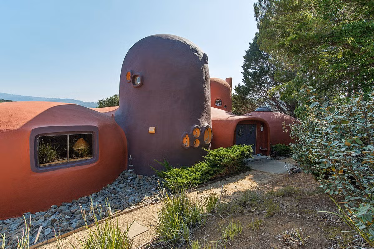 Nhiều hàng xóm và người dân địa phương gọi Flintstones House là ngôi nhà chướng mắt, đặc biệt là sau khi nó được sơn màu da cam và màu tím, theo Tech Insider. Ban đầu, ngôi nhà từng được sơn màu trắng nhạt khi nó được xây dựng vào năm 1976.