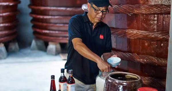 Tờ The Economist gần đây đưa tin, đầu bếp trên toàn thế giới đang tán tụng hương vị đặc biệt của nước mắm được cung cấp bởi một đơn vị sản xuất gia đình gốc Việt mang tên Red Boat.
