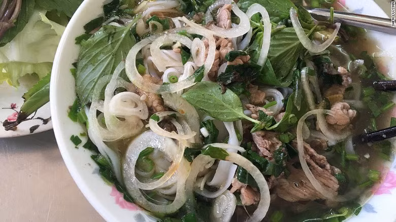 Phở là món ăn du khách được khuyên nên nếm thử đầu tiên khi tới dải đất hình chữ S. Món ăn dân dã này xuất hiện ở mọi nơi, từ các nhà hàng cao cấp cho đến quán hàng vỉa hè, trong ngõ... và được người dân yêu thích.