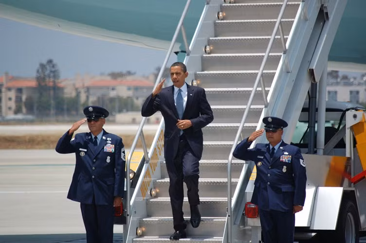 Hai chiếc chuyên cơ Air Force One mà Tổng thống Obama đang sử dụng được trang bị giống nhau cả bên trong lẫn bên ngoài. Giá của Air Force One khoảng 325 triệu USD. Mỗi lần Air Force One cất cánh đều được coi đang thực thi một nhiệm vụ quân sự.