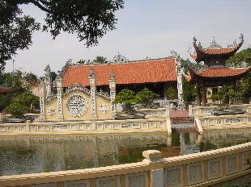 Biệt thự nhà vườn dát 60 cây vàng: Ngôi nhà vườn dát tới 60 cây vàng của ông Nguyễn Đức Lượng, Chủ tịch HĐQT, kiêm Tổng Giám đốc Công ty Cổ phần Đầu tư Phát triển nhà Trường Linh tại xã Tân Dân, huyện Chí Linh, tỉnh Hải Dương. Biệt thự dát vàng này có tổng diện tích lên tới 5.000m2.