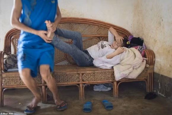Xiao Cai nô đùa với người chồng Xiao Ming 17 tuổi. Cả hai sống cùng bố mẹ.