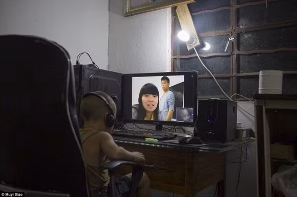 Xiao Le 4 tuổi đang nói chuyện với bố mẹ 20 tuổi làm việc ở tỉnh Chiết Giang. Họ là công nhân lao động làm việc xa quê. Ở nông thôn Trung Quốc, đang có một thế hệ trẻ em "bơ vơ" vì phần lớn bố mẹ đi làm ở các khu công nghiệp trên thành phố.