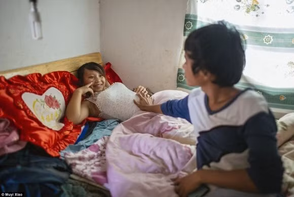 Wen sờ bụng cô vợ 13 tuổi đang mang bầu. Người vợ nhỏ chia sẻ rằng không thích cuộc sống kết hôn.