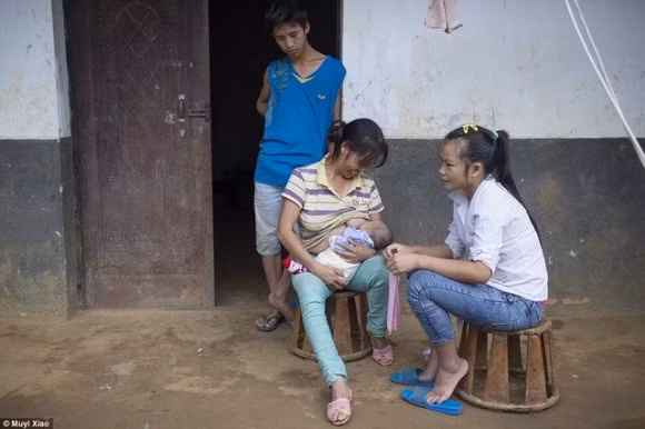 Mẹ chồng của Xiao Cai, 16 tuổi đang cho cháu bú. Người mẹ chồng chăm lo mọi thứ cho cháu nhỏ, kể cả việc cho bú.