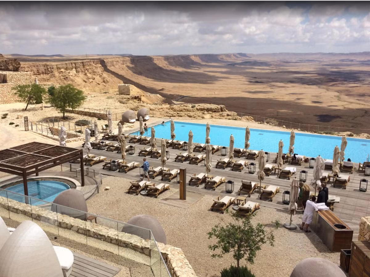 Khách Beresheet nằm trên cạnh vách đá dốc ở Ramon Crater trong sa mạc Negev của Israel. Khách sạn khổng lồ này gồm 111 biệt thự tư nhân có hồ bơi riêng hoặc ban công nhìn ra quang cảnh sa mạc rộng lớn.