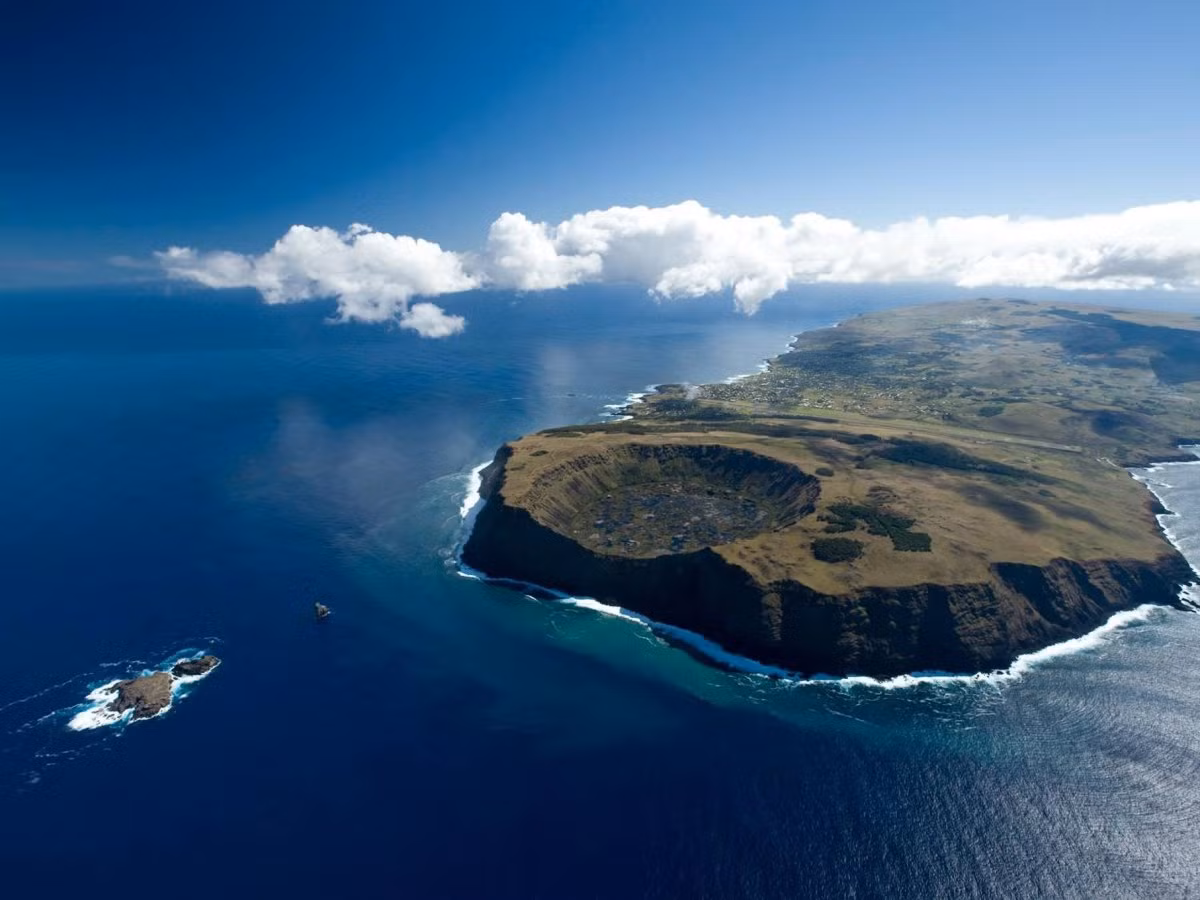 Khách sạn Explora Rapa Nui được xây dựng trên đảo Phục Sinh ở Chile. Khách sạn xa xôi hẻo lánh này là một thiên đường cho những người yêu thiên nhiên. Chỉ với 30 phòng và cảnh quan tuyệt đẹp của Thái Bình Dương, bạn sẽ có thể tận hưởng một kỳ nghỉ thực sự yên bình.