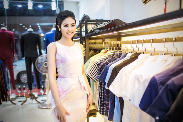 Năm ngoái, Hoa hậu Ngọc Hân khai trương cửa hàng thời trang nam do cô và em trai cùng mở tại TP HCM.