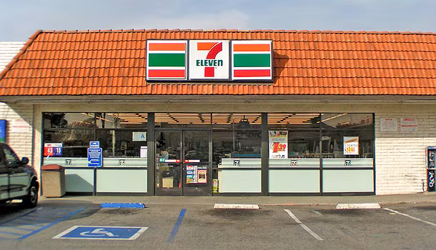 Điểm đặc biệt của 7-Eleven là không phải cửa hàng tiện lợi nào cũng giống nhau. Chẳng hạn như ở Mỹ, 7-Eleven hơi giống các cửa hàng tạp hóa, thì ở Indonesia, 7-Eleven giống như một quán cà phê quen thuộc với 65% khách hàng dưới độ tuổi 30.