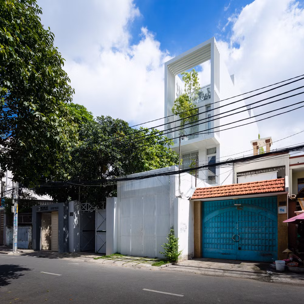 Biệt thự trắng ở TP HCM có tên Kaleidoscope do công ty kiến trúc Cong Sinh Architects thiết kế.