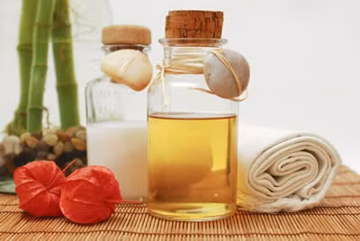 Bạn có thể bảo quản những lọ dầu thơm trong tủ lạnh, hoặc ở những nơi mát mẻ, nhiệt độ từ 18 - 22 độ C. Mỗi khi muốn sử dụng, bạn lấy ra một ít và hâm nóng chúng, bằng cách loại đèn đốt tinh dầu hoặc các dụng cụ khuếch tán.