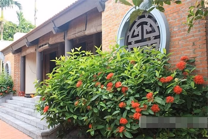 Ngôi nhà 5 gian được thiết kế đối xứng với nhiều nguyên liệu gỗ quý. Ngoài ra, ngôi nhà còn có nhiều cây cối, hoa cỏ tuyệt đẹp.