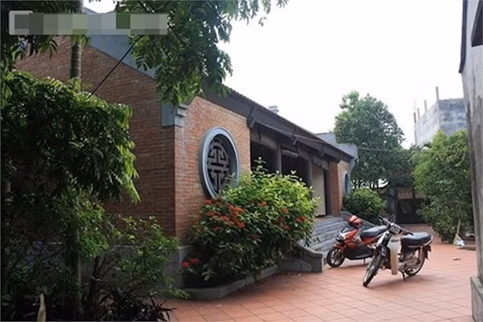 Căn nhà vườn có nhiều cây trái xum xuê, mang đậm không gian kiến trúc của vùng đồng bằng Bắc Bộ.